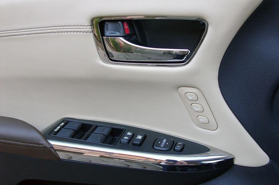  Toyota Avalon 2013 года  (фото 10 из 54)
